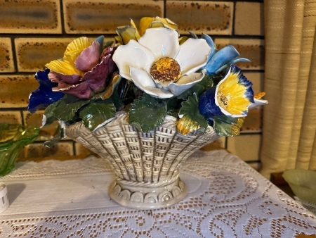 Porcelain floral vase - Some damage to petals