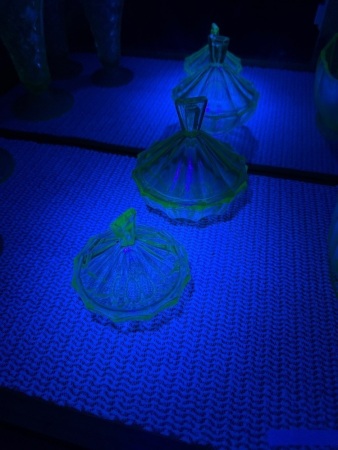 2x uranium/glow depression, glass lidded dishes