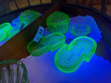 4x Green depression, uranium/glow glass dishes/bowls