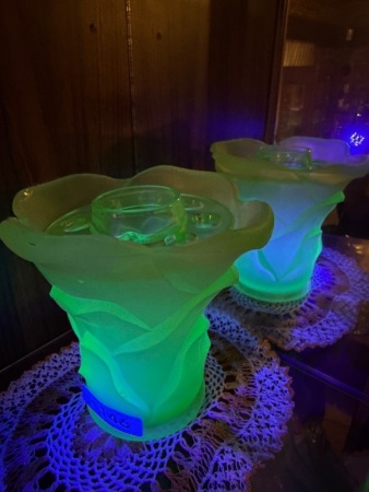 Green depression, uranium/glow glass vase With frog