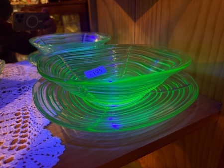 Green uranium/glow glass plate and bowl &ndash; matching patterns