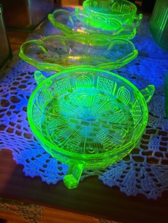 2x yellow depression, uranium/glow glass dishes - small crack in round dish