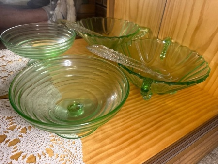 2x Green glass bowls