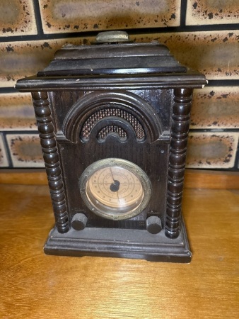Classic AM/FM electric desktop radio