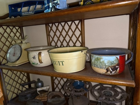 3 tin pots plus kitchen scales