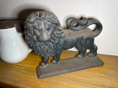 Cast on lion door stopper