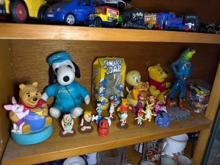 Assorted lot of comic character figurines, etc