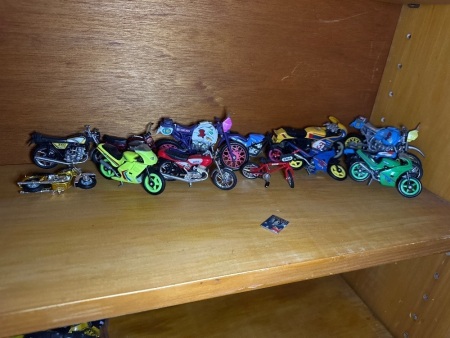 Assorted lot of model motorbikes