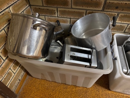 Assorted lot of kitchenware