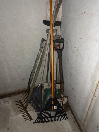 Mixed a lot of garden tools