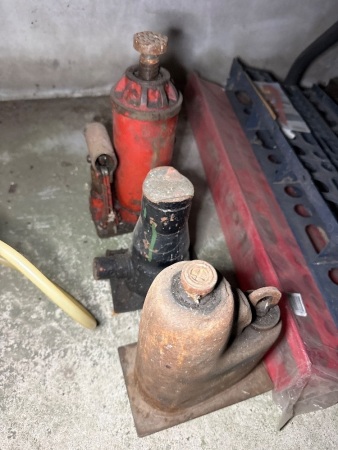 3 vehicle jacks