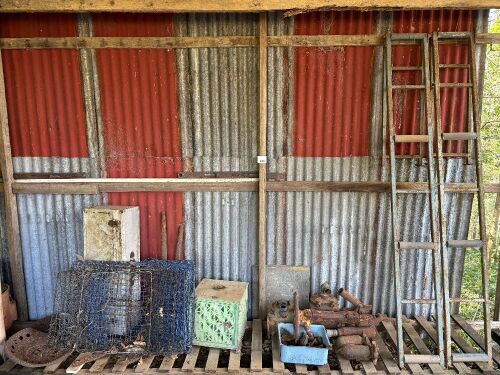 Assorted lot between shed posts