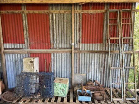 Assorted lot between shed posts