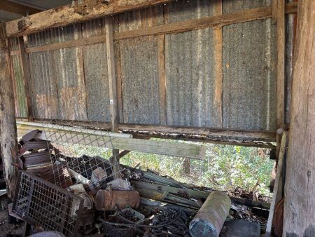 Assorted lot between shed posts