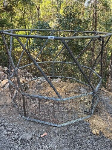 Round bale feeder