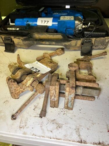 2x small bench vices