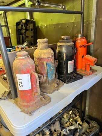 4x hydraulic jacks