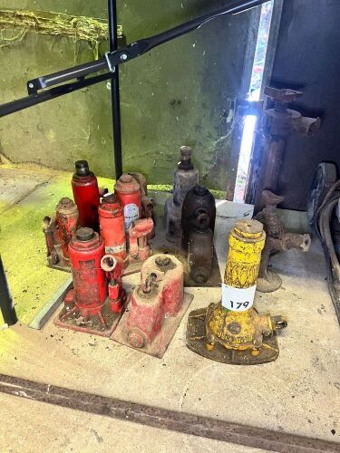 Qty of hydraulic jacks