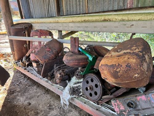 Assorted lot between shed posts