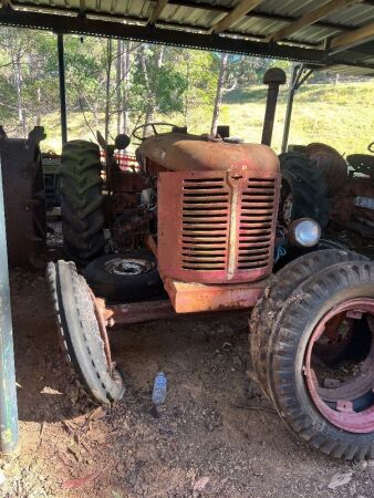 Vintage DAVID BROWN 25 tractor with 2 spare front wheels