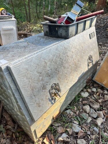 Aluminium tray top tool box