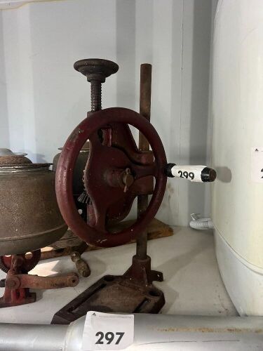 Hand-crank bench drill