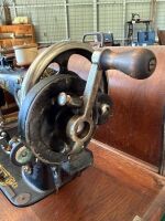 BONITA National C1900 shuttle sewing machine with case - 4