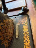JONES RAND sewing machine with case - 5
