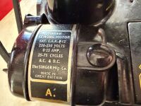 SINGER 222K Featherweight sewing machine with case - 4
