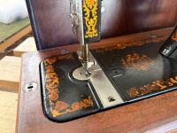 BUSY BEE sewing machine with case - 3