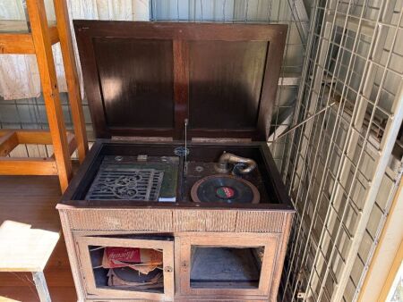 THE BELLABOSE gramophone and records