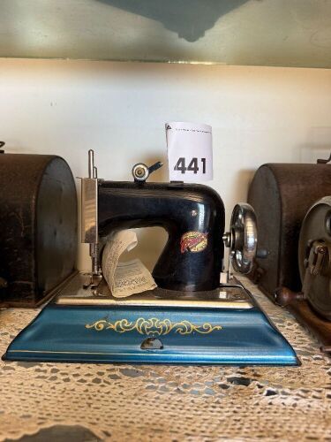 COMET Miniature sewing machine