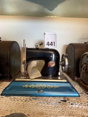 COMET Miniature sewing machine