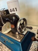 COMET Miniature sewing machine - 4