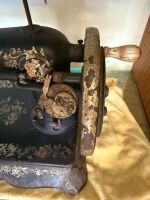 Unbranded sewing machine on cast iron footed base - 3