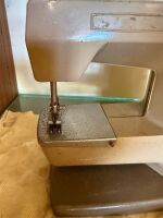 Unbranded miniature sewing machine - 2