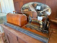 SINGER shuttle sewing machine with case