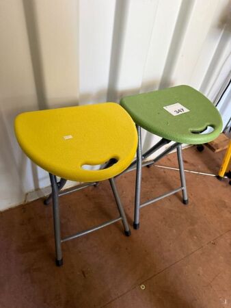 2x stools