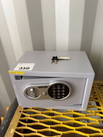 Small Sandleford safe with keys