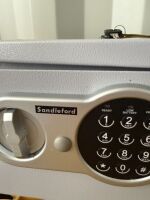 Small Sandleford safe with keys - 3