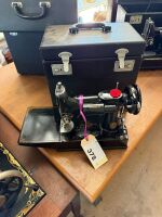 SINGER 221 Featherweight sewing machine with case