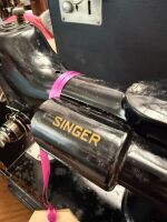 SINGER 221 Featherweight sewing machine with case - 2