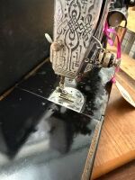 SINGER 221 Featherweight sewing machine with case - 4