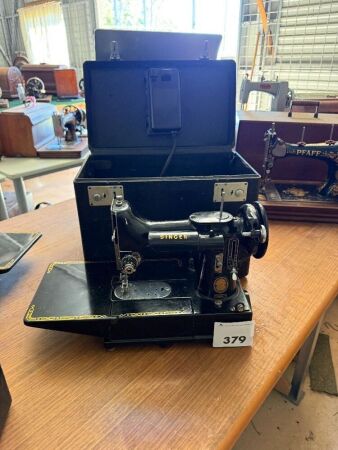 SINGER 222K Featherweight sewing machine with case
