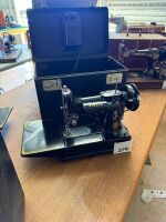 SINGER 222K Featherweight sewing machine with case - 4