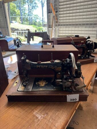 PFAFF Shuttle sewing machine with case