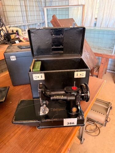 SINGER 221K Featherweight sewing machine with case