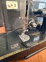 SINGER 221K Featherweight sewing machine with case - 4