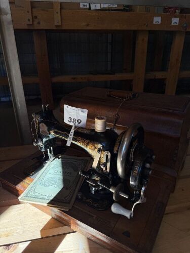 LUXELLE shuttle sewing machine in case