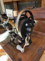 LUXELLE shuttle sewing machine in case - 4